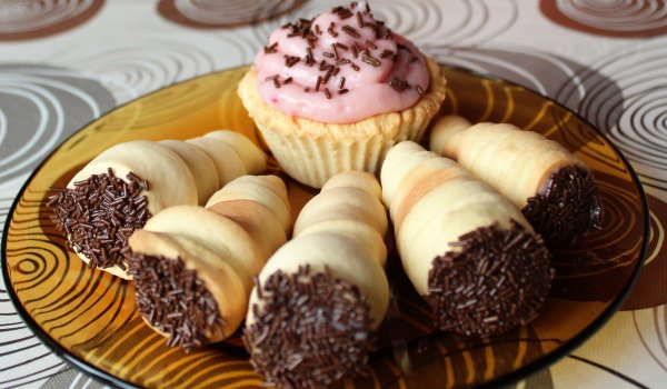 Фунийки с ягодов крем