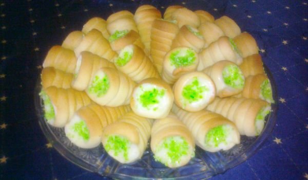 Фунийки с кокосови стърготини