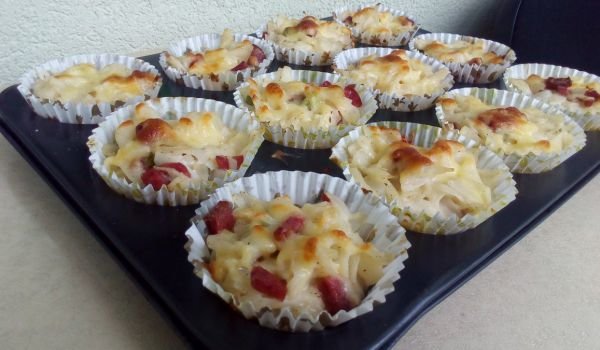 Фусили с колбас във формички за мъфини