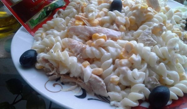 Фусили с пиле и царевица