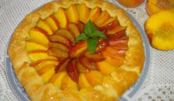 Галет с праскови и сини сливи