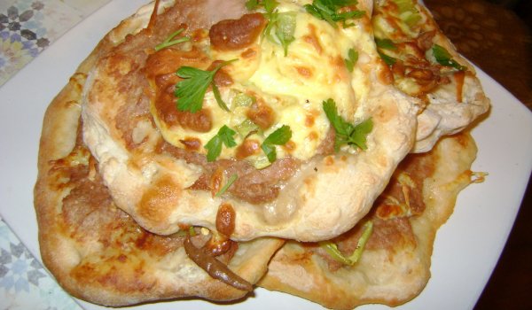 Гарнирани питки с кайма и гауда