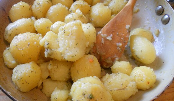 Гарнитура от чеснови картофи