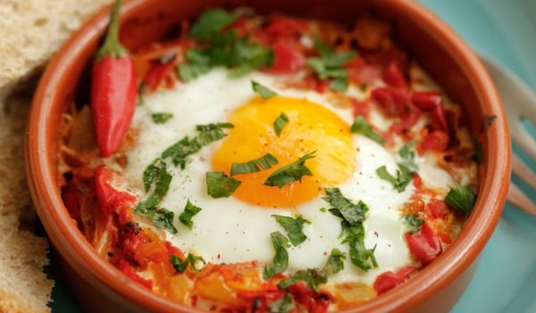 Гювеч с чушки и яйца