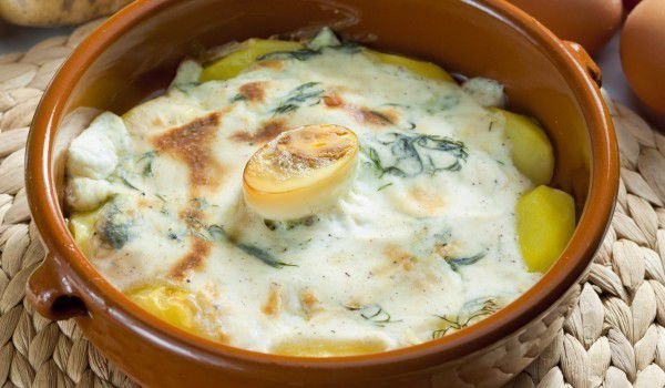 Гювеч с яйца и картофи