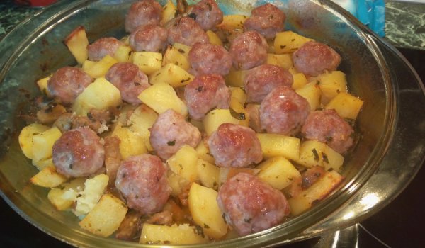 Гювеч с малки кюфтенца