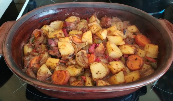 Гювеч с месо и картофи