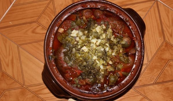 Гювеч с наденица