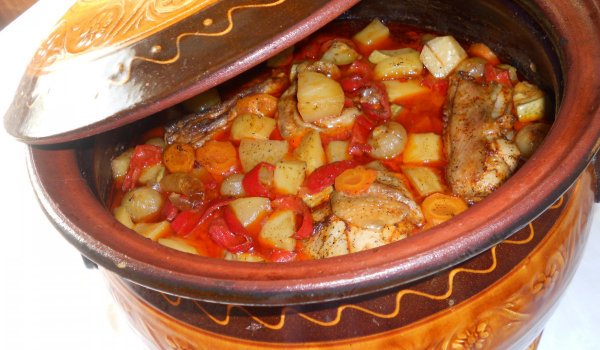 Гювеч с пилешко и зарзават