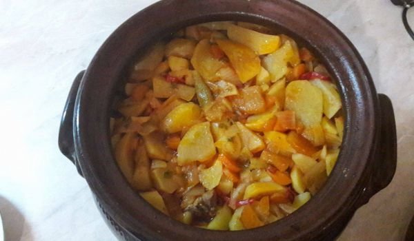 Гювеч със свинско, картофи и гъби