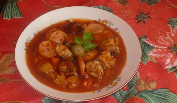 Гювеч със свинско месо и зеленчуци