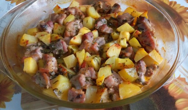 Гювеч със свинско в йенска тенджера