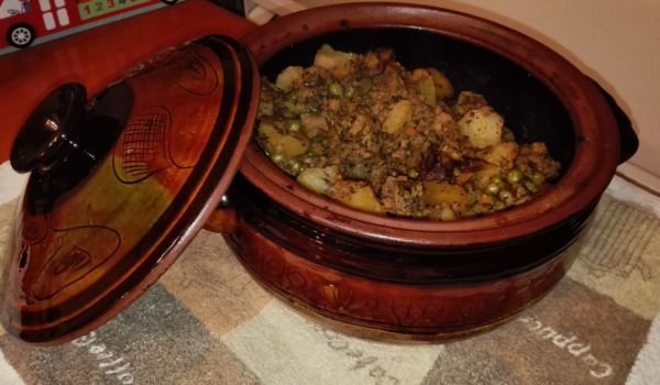 Гювеч със заешко месо и зеленчуци