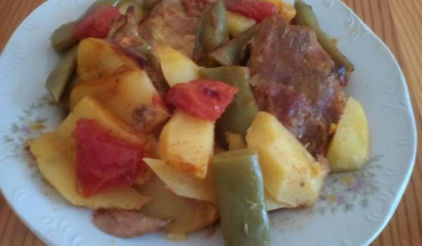 Гювеч със зелен фасул и картофи