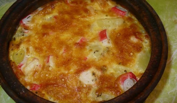 Гювече от сметанови картофи с рулца от раци