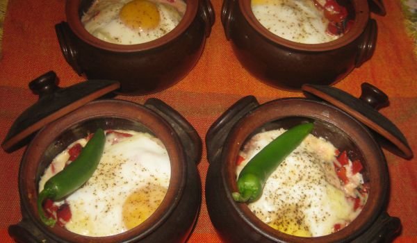 Гювече с кайма, зелен боб и сирена