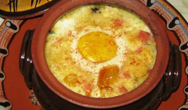 Гювече с картофено пюре, колбас и маслини