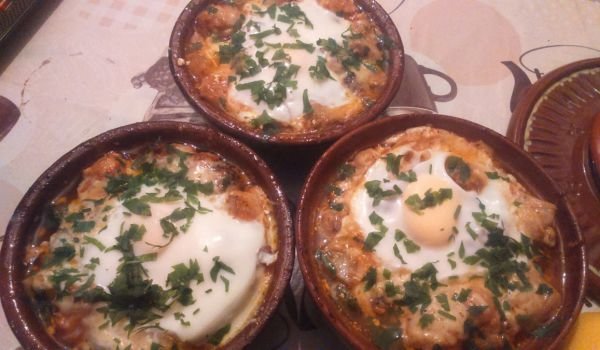 Гювече с пилешки трътки