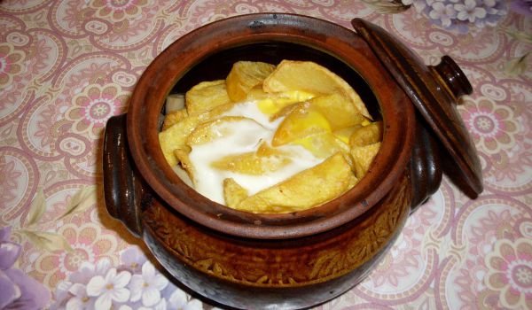 Гювече със заливка от яйца