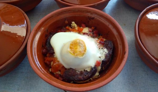 Гювечета с домашен суджук и зеленчуци