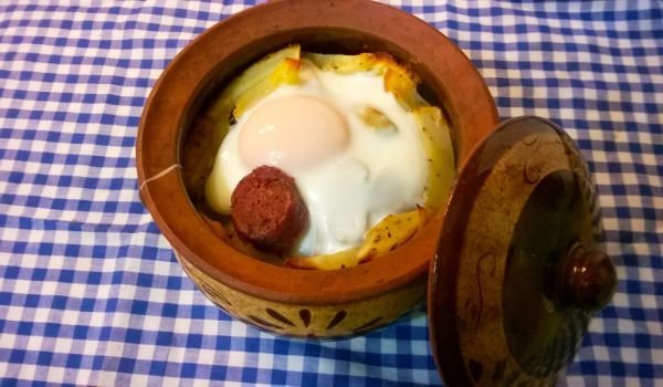 Гювечета с домашна наденица