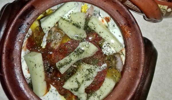 Гювечета с гъби, топено сирене и пушено филе