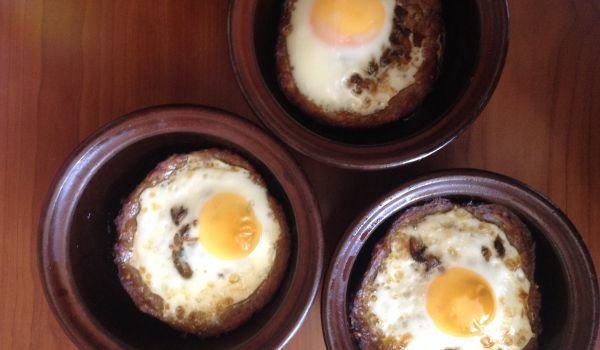 Гювечета с кайма и яйце