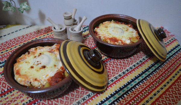 Гювечета с картофи, чушки и домати