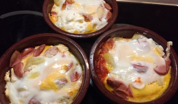 Гювечета с кренвирш и картофки