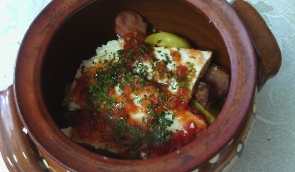 Гювечета с наденички, картофи и сирене