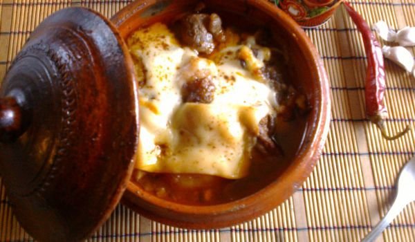 Гювечета със свинско и бейби картофки