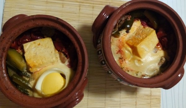 Гювечета със свинско и печен пипер