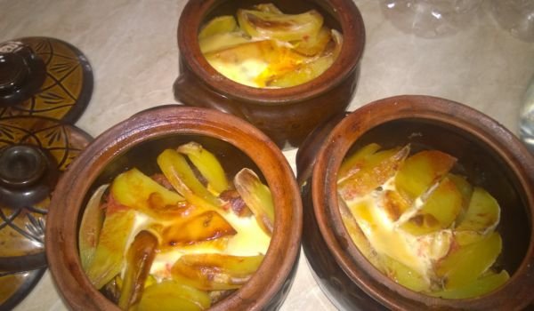 Гювечета със свинско месо и картофи