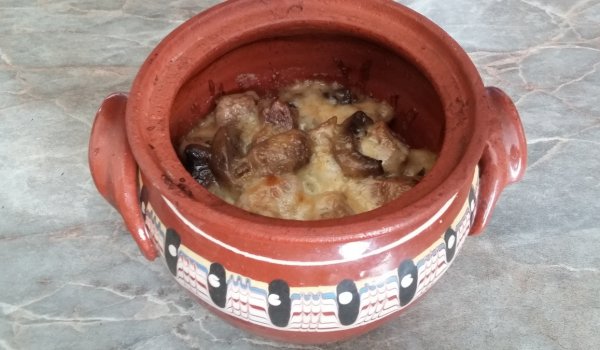 Гювечета със свинско, телешко, гъби и кашкавал