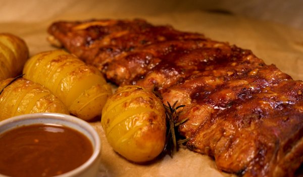 Глазирани свински ребърца и печени картофи