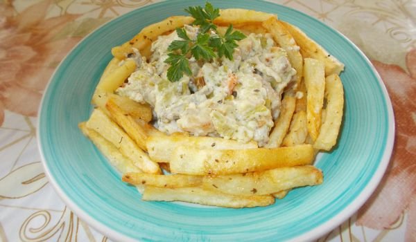 Гнездо от пържени картофи с пилешко и сметана