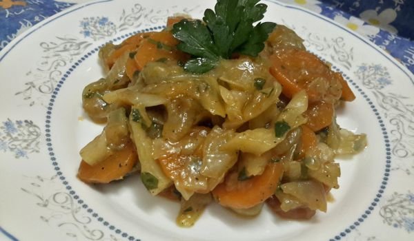 Готвени моркови с прясно зеле и лук