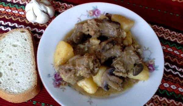 Готвени патешки шийки с картофи и гъби