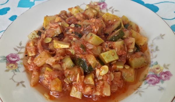 Готвени тиквички с лук и доматен сок