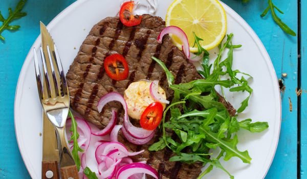 Говежди стек с гарнитура от рукола