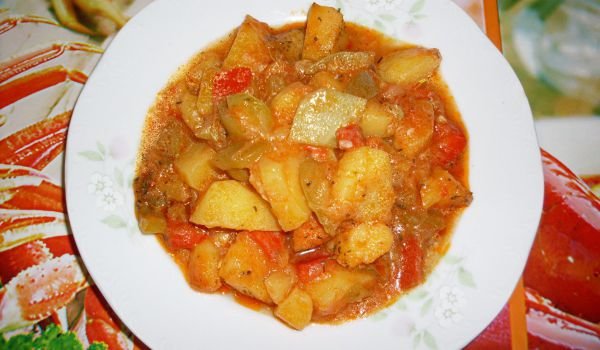 Градинарска яхния от тиквички и картофи