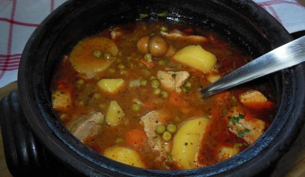 Грах яхния с пилешко