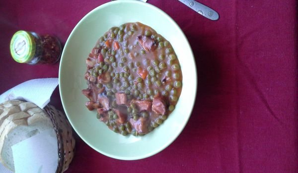 Грах с бекон и печени зеленчуци