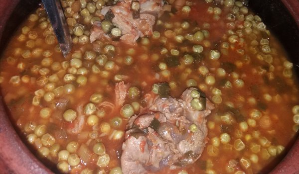 Грах със свинско в гювеч