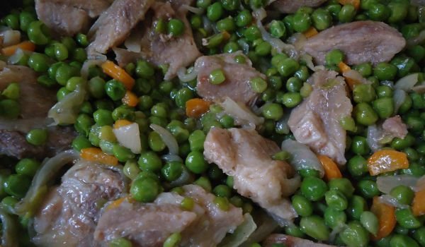 Грах със свинско