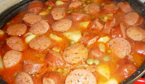 Грахова яхния с картофи и наденица