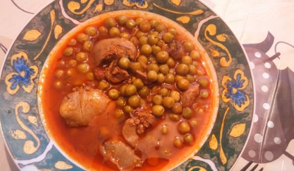 Грахова яхния с пилешки дробчета