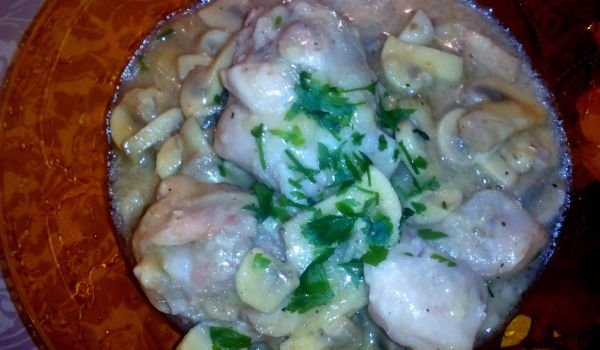 Гъбен сос с пилешки бутчета и бяло вино