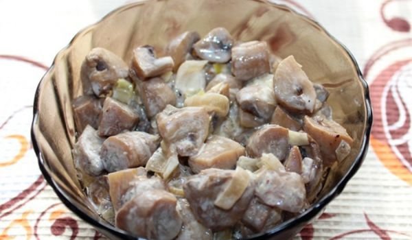 Гъби с лук в заквасена сметана