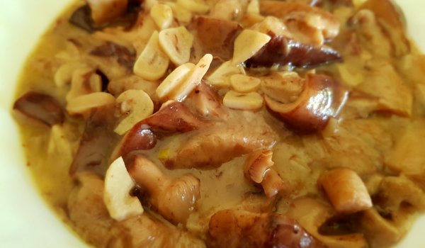 Гъби Шийтаке, задушени в масло, вино и чесън